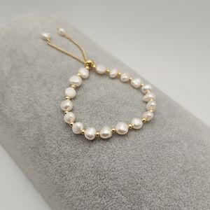 Elegant Freshwater Pearl Bracelet with 18K Gold Plated Accents – Adjustable